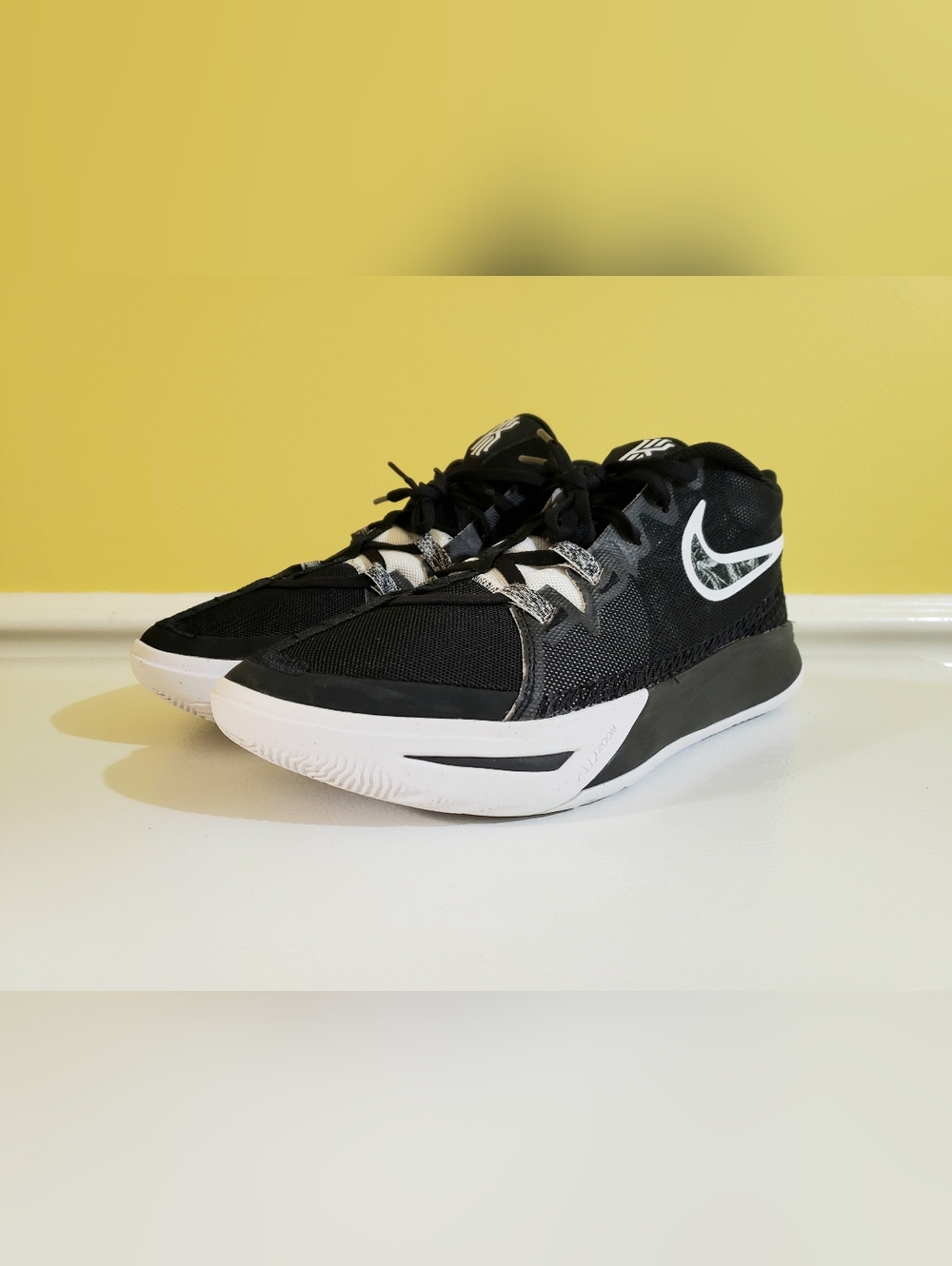 NIKE Men's Kyrie Flytrap 6 Sneakers w/ Patterned Swoosh (11.5) Black/White